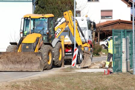 OBNOVA IN ŠIRITEV CESTE POT V DELE PRI POKOPALIŠČU RAKEK 05 FOTO LJUBO VUKELIČ